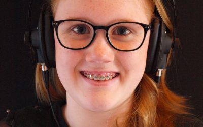Bleiswijkse dj Pure Jolie draait tijdens tieneravond in Theater ‘t Web
