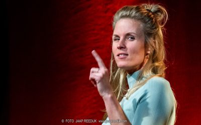 Gevaarlijke’ en ‘gortdroge’ cabaretière Lonneke Dort in Theater ‘t Web