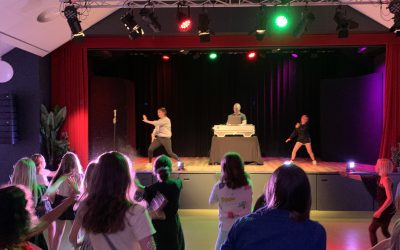 Swingend afscheidsfeest voor leerlingen Groep 8 in Theater ‘t Web