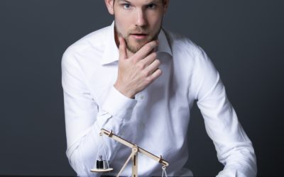 Tobi Kooiman strooit met een spervuur aan grappen